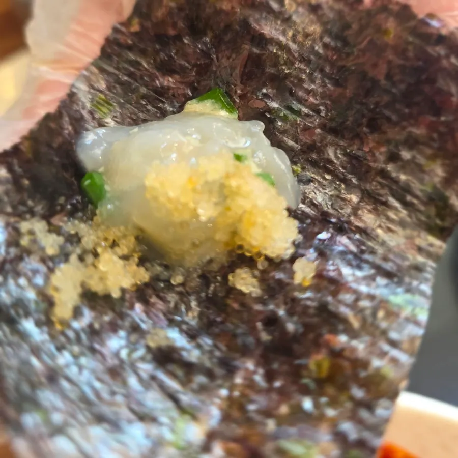 간장게장 살을 발라 먹는 모습