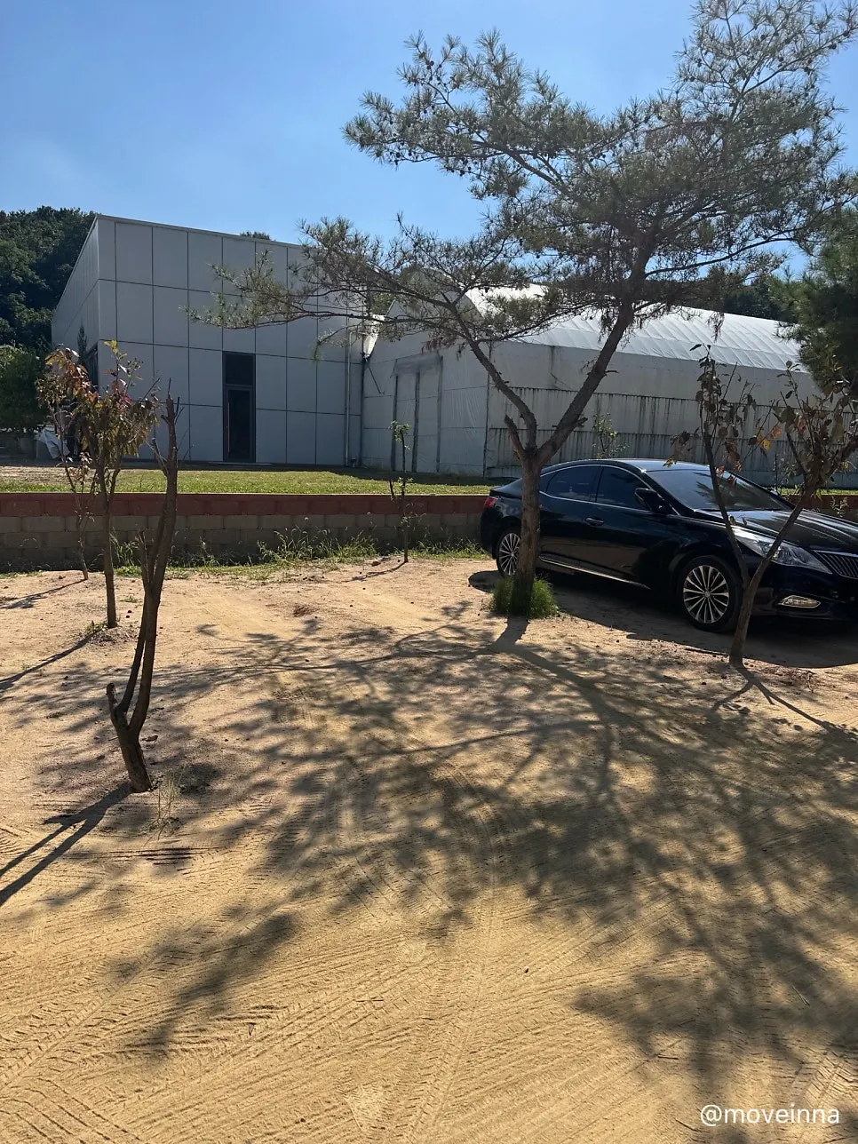 Wide view of the spacious parking lot in front of the restaurant
