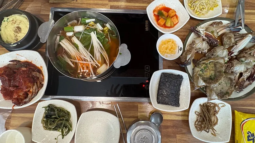 All-you-can-eat spread with soy crab, marinated crab and crab stew