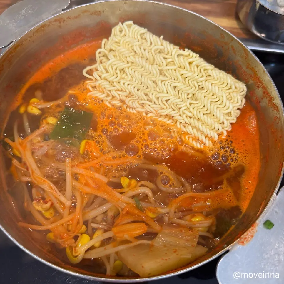 Adding instant noodles into the crab stew