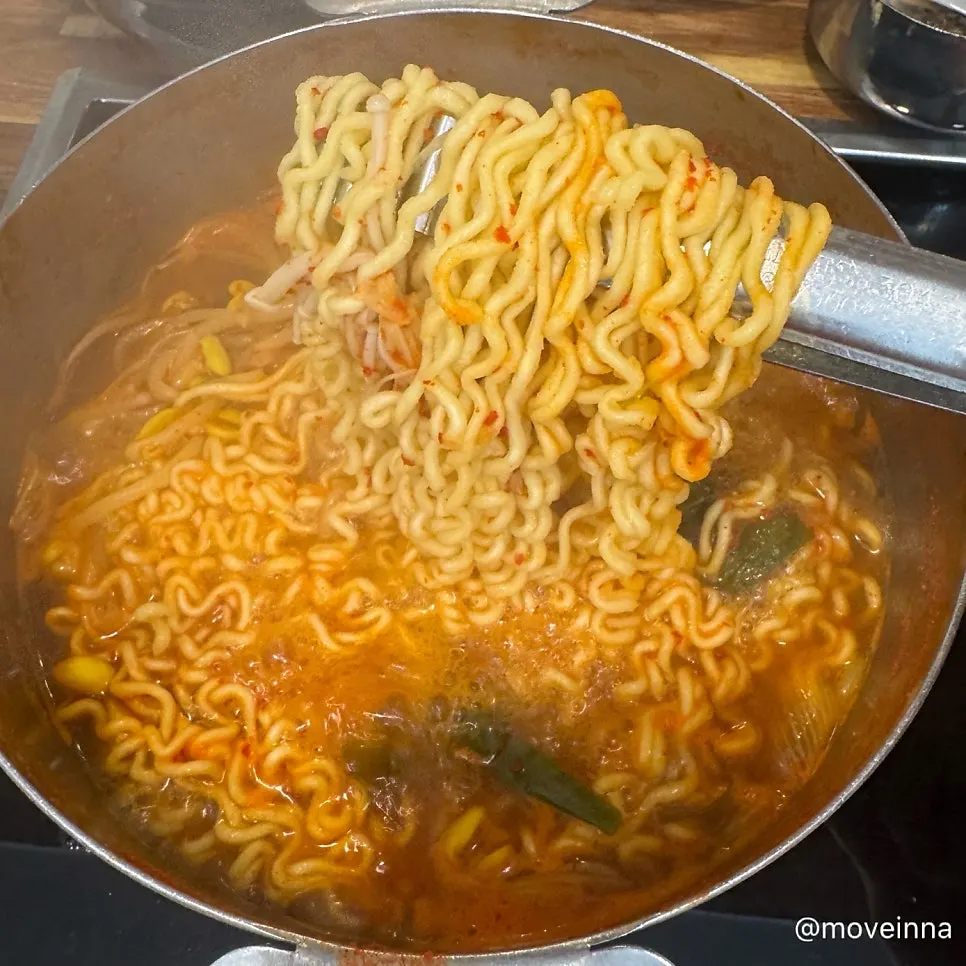 Instant noodles cooked in the crab stew broth