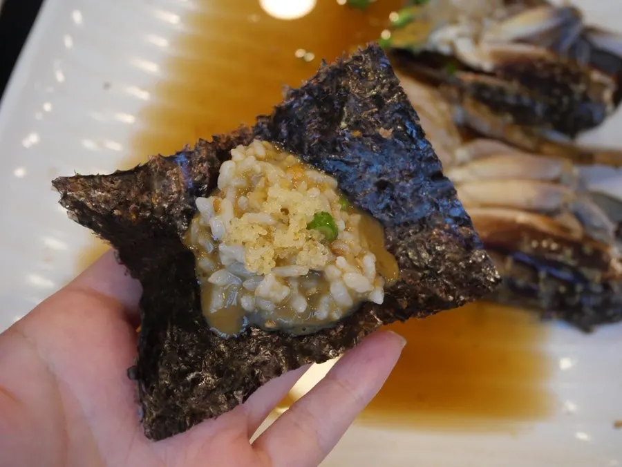 Mixing rice in the crab shell