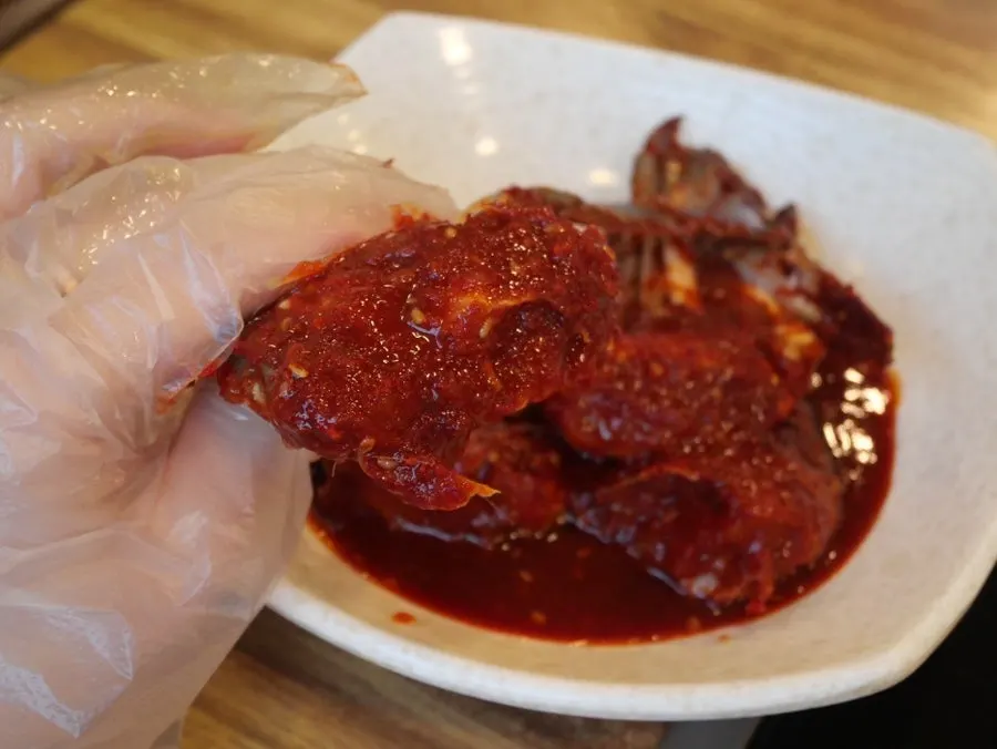 Picked-out marinated crab meat