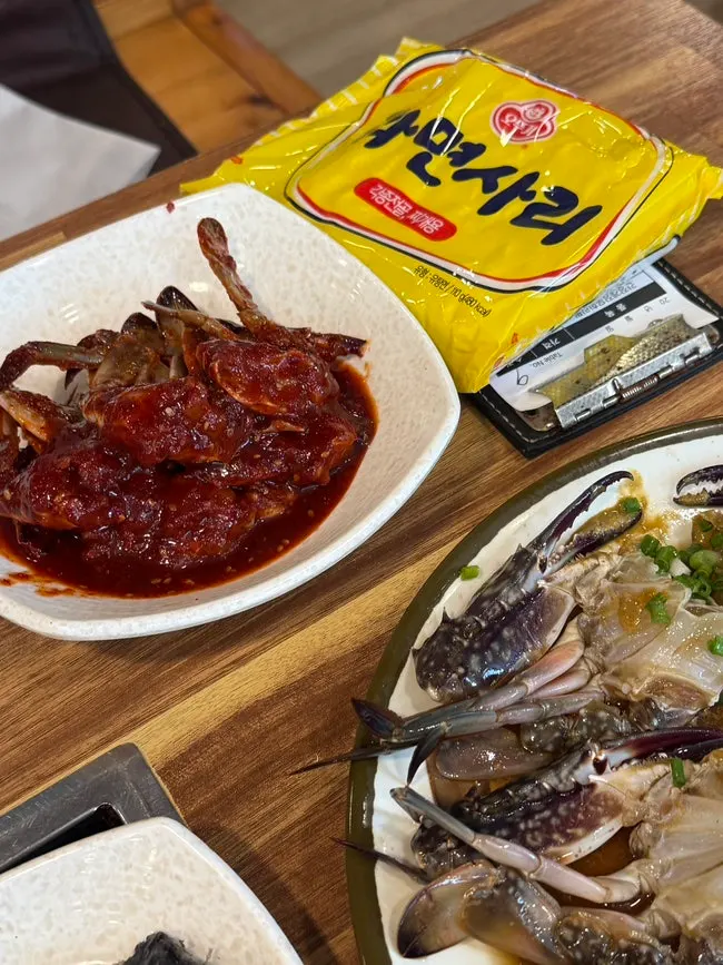 공기밥과 라면사리가 함께 놓인 상차림