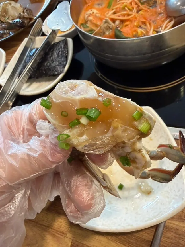 살이 통통하게 찬 꽃게 다리