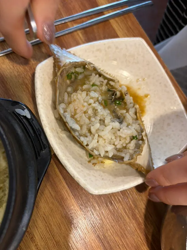 게딱지에 밥 비비는 모습