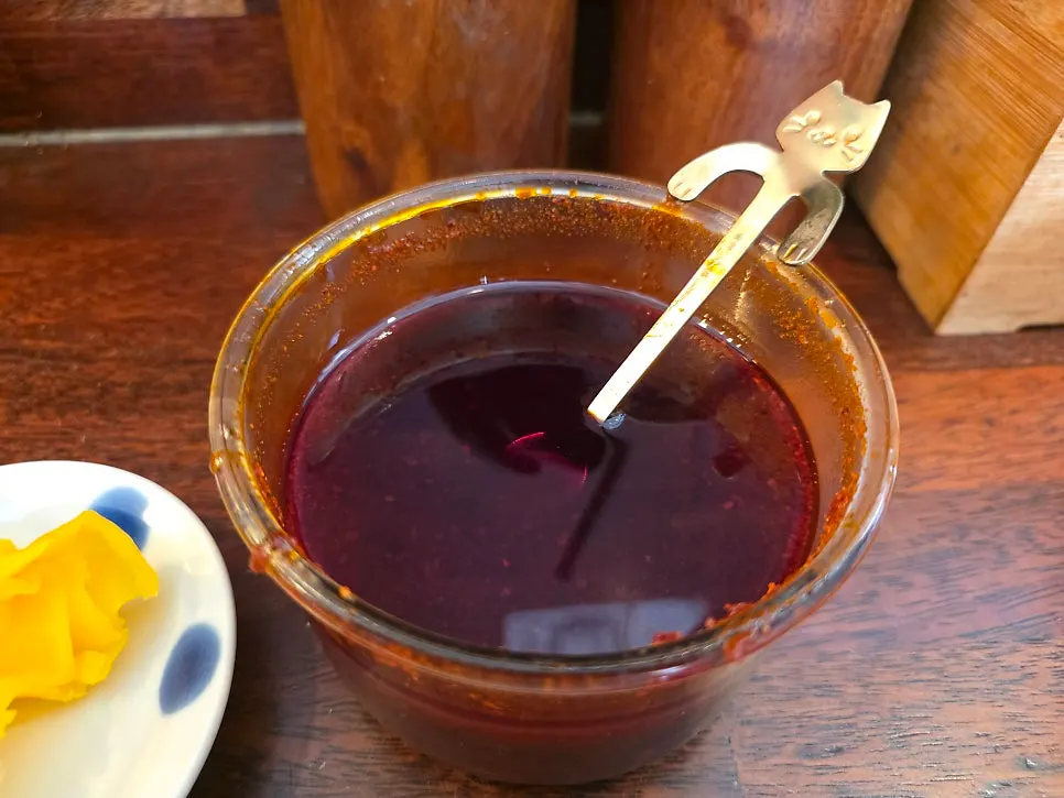 테이블 비치 매운 소스를 넣은 라멘