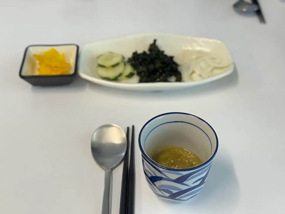 초밥 전에 나온 죽과 기본찬