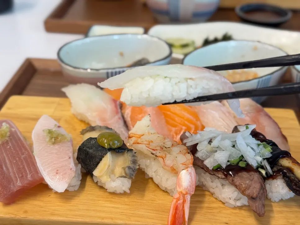 밥량과 네타 조합이 좋은 초밥 접시
