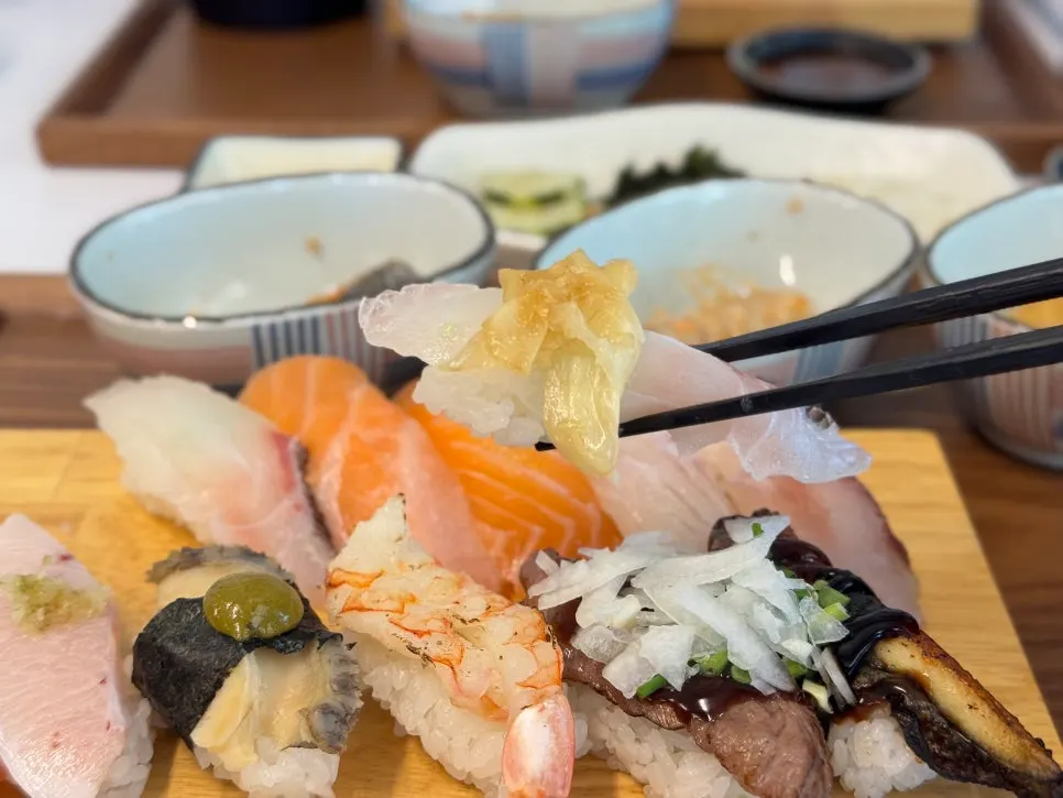 와사비 간장과 절인 생강을 올린 초밥