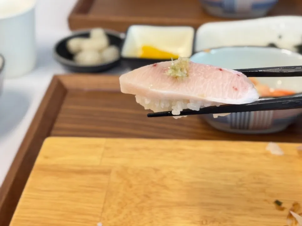 참치뱃살 메카도로 초밥 한 점