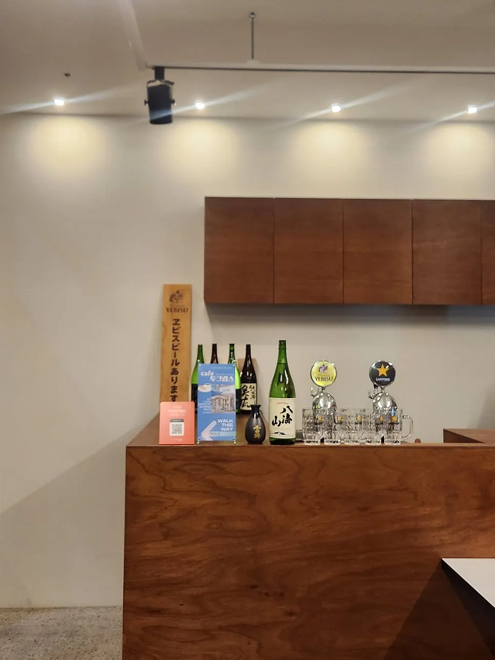 Interior de Hwangje Sushi donde venden cerveza de barril Ebisu y Sapporo