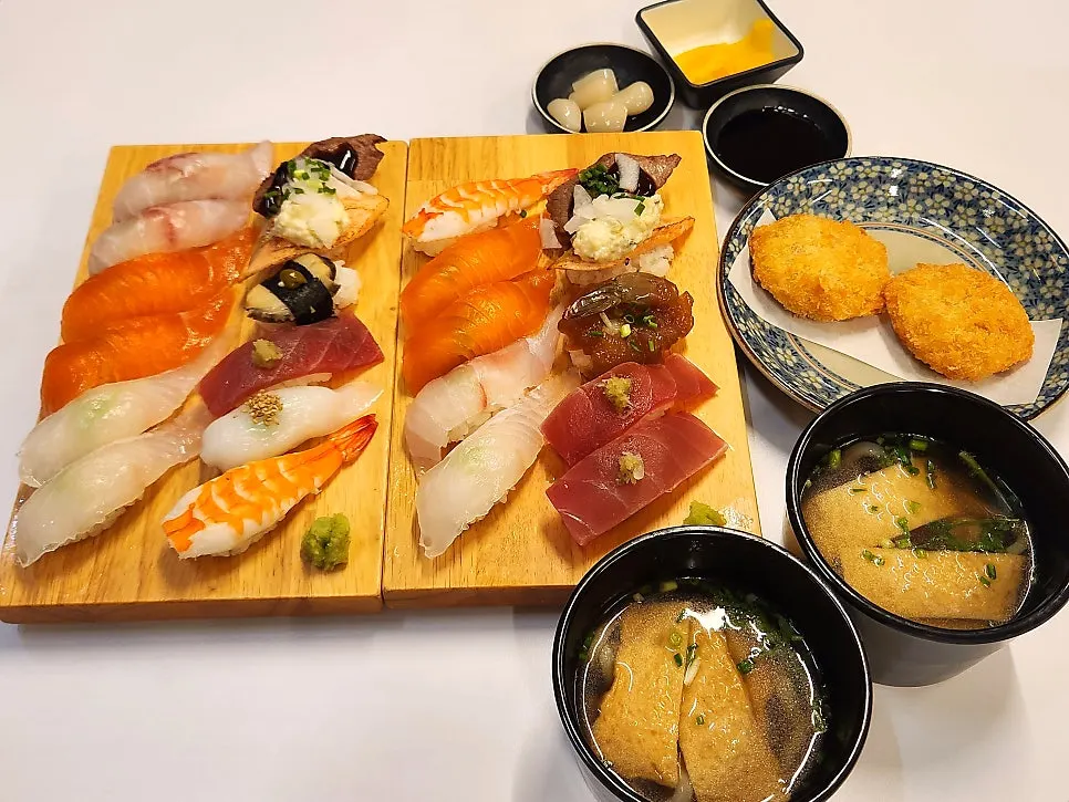 Mesa servida con sushi y sides en Hwangje Sushi Ilsan Main Branch