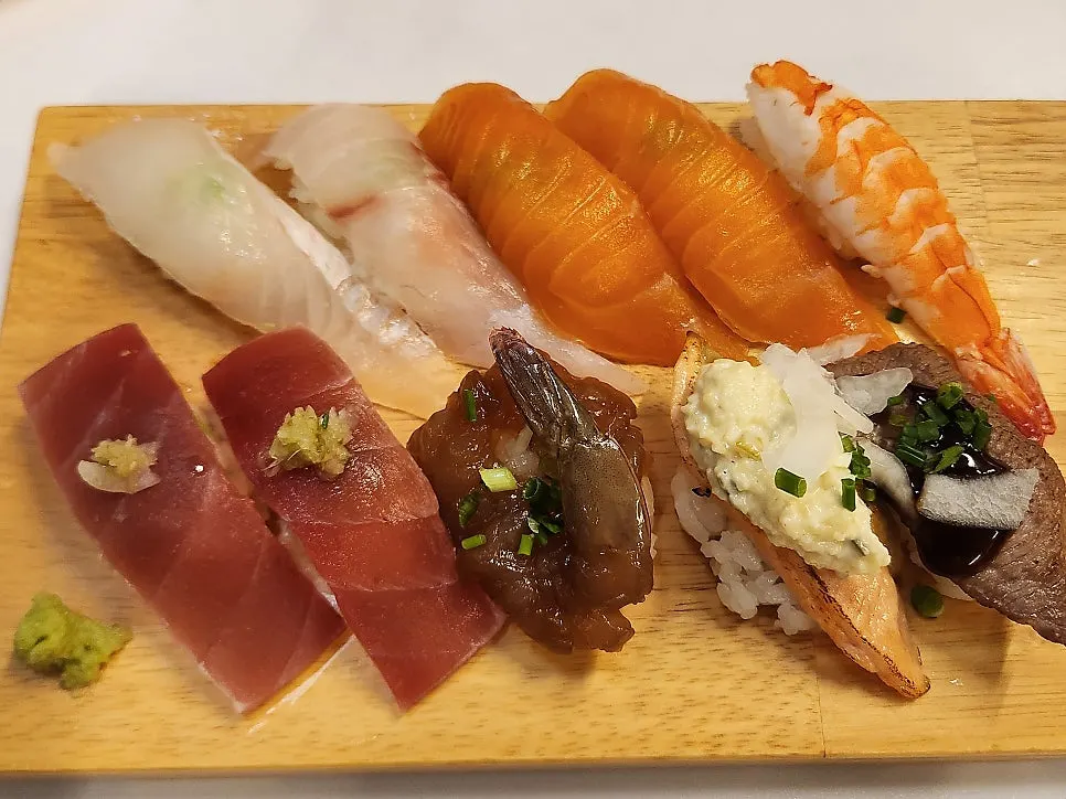 Tabla de sushi surtido de 10 piezas de Hwangje Sushi