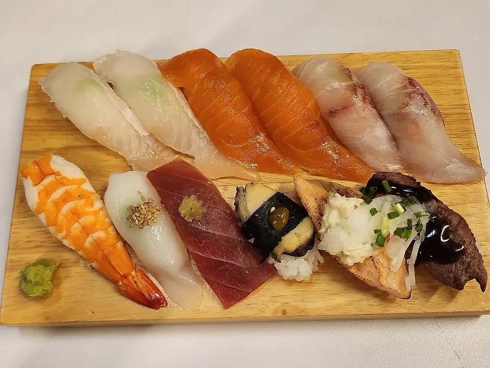 Tabla de sushi especial de 12 piezas de Hwangje Sushi