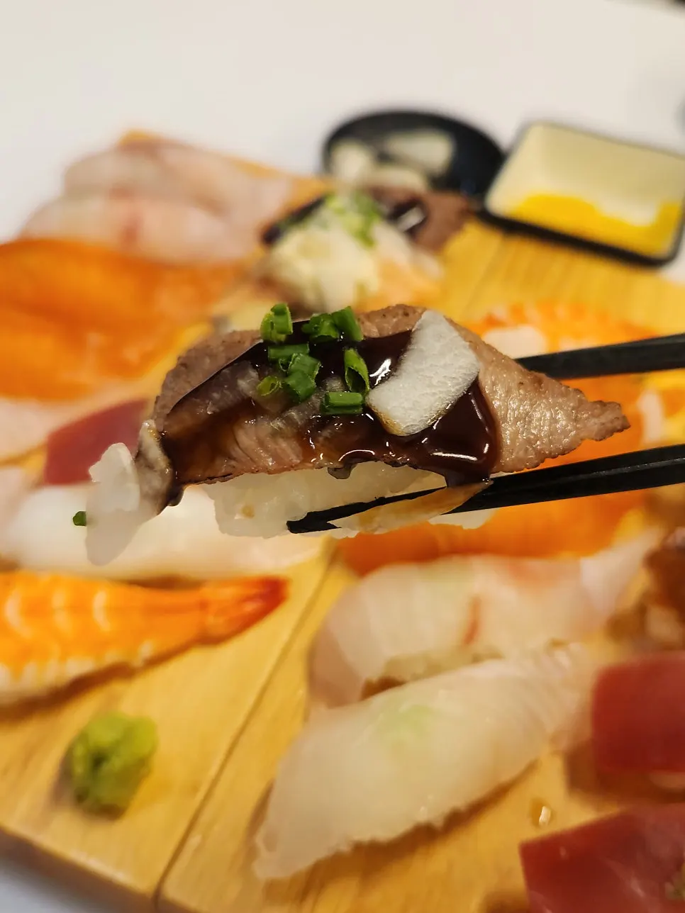 Primer plano del sushi con neta bien grueso