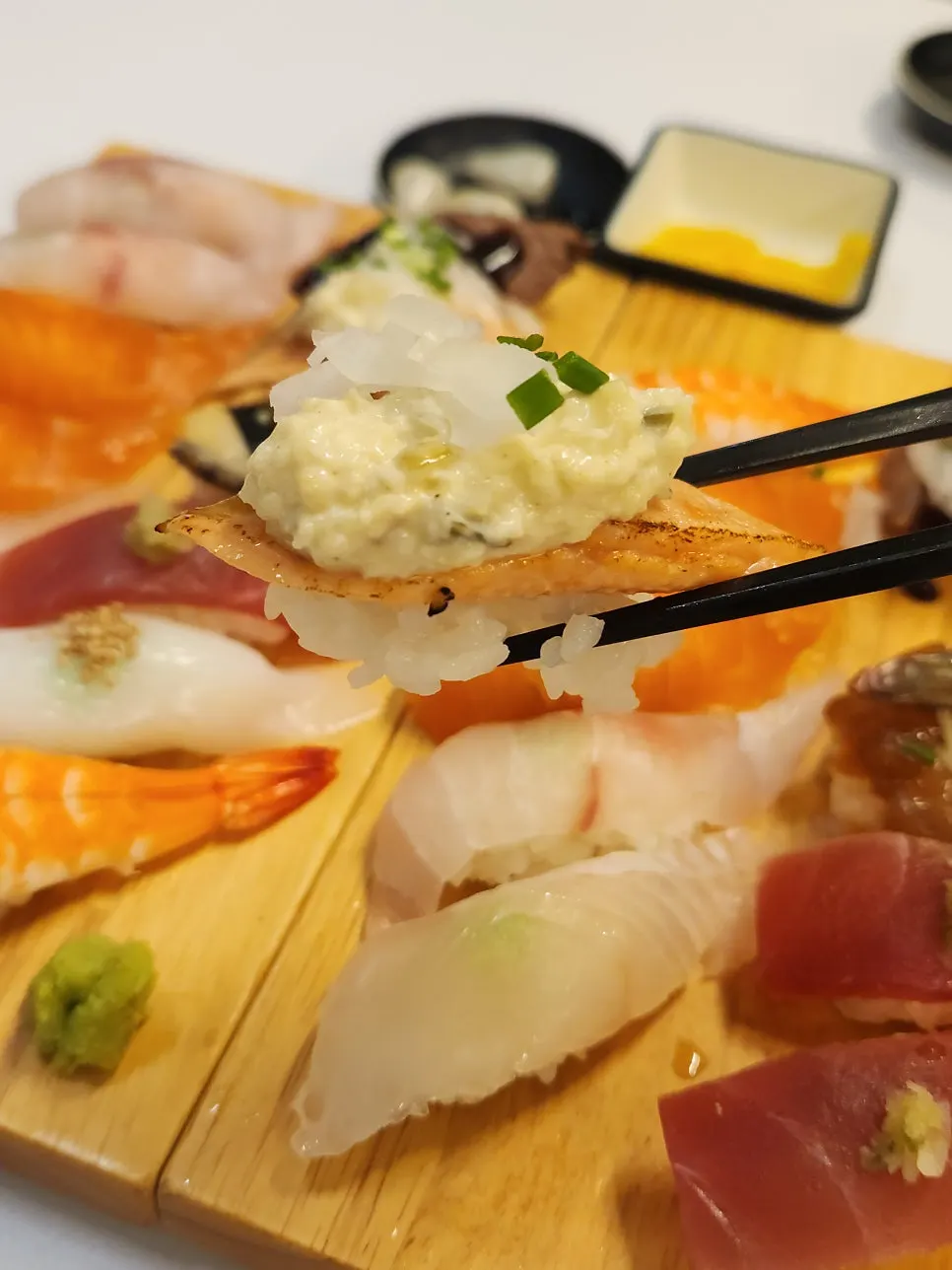 Composición de sushi de Hwangje Sushi incluyendo sushi de salmón