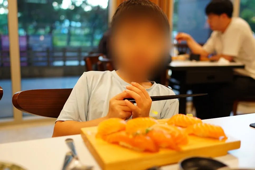 Salmon sushi 10 pieces in 5 different styles