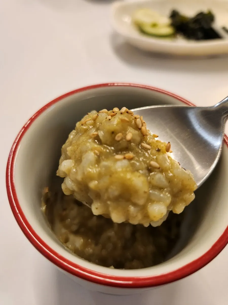 죽과 함께 차려진 기본 상차림