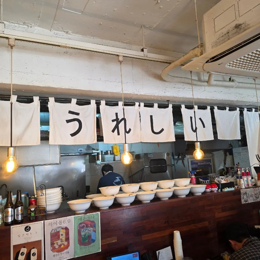 Seating area designed for focusing on ramen