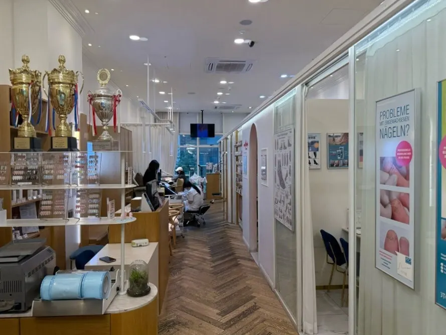 Sign for the first-visit gel nail event