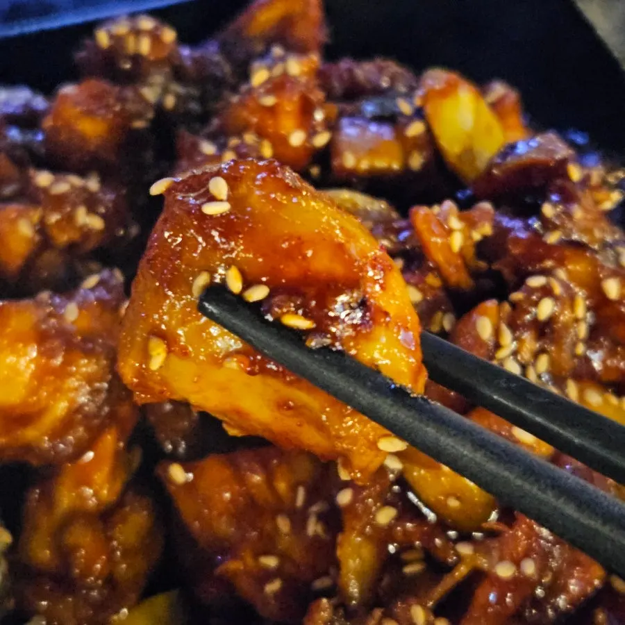 Close-up of seasoned chicken from the Jjikoba self-serve chibap