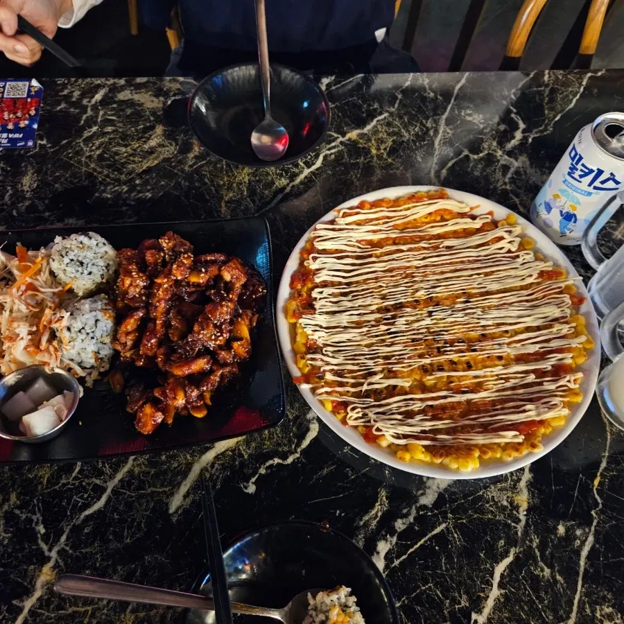 Full table view of a drinking session at Ilwolui Bam