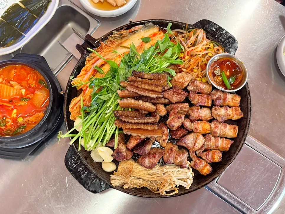 Medium grilled platter set with pork neck, pork belly, and pork skin, 610g