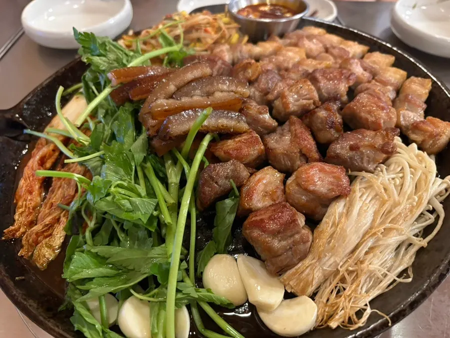 구워져 나온 한판구이 세트 목살과 삼겹살