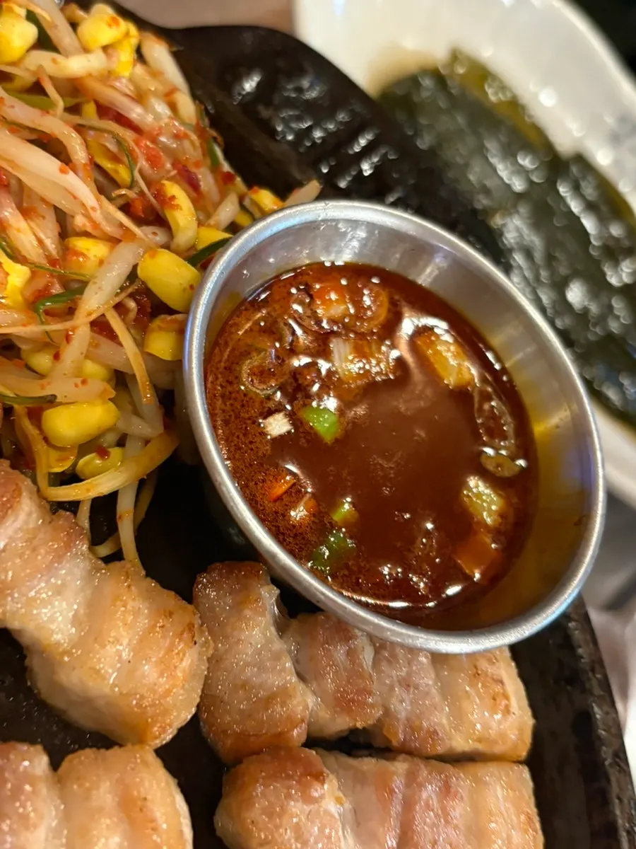 멜젓에 찍은 고기 한 점