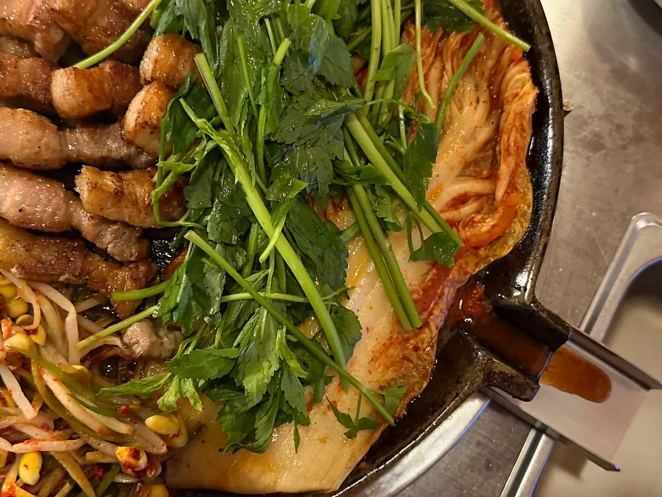 콩나물파채무침과 함께 놓인 삼겹살