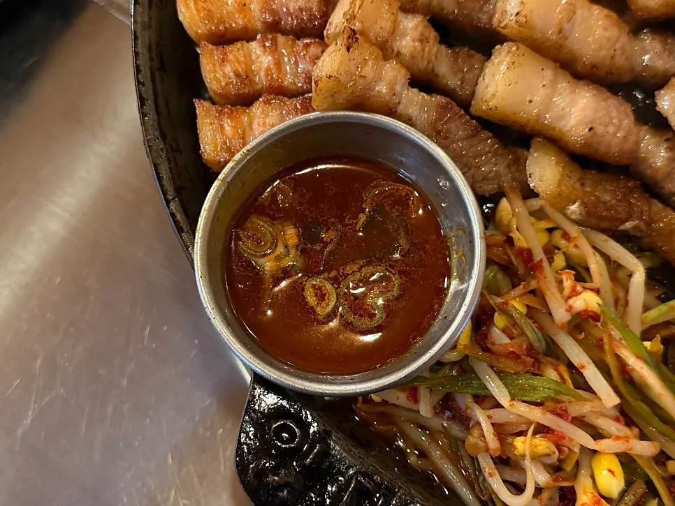 사이드 반찬과 쌈장이 놓인 테이블