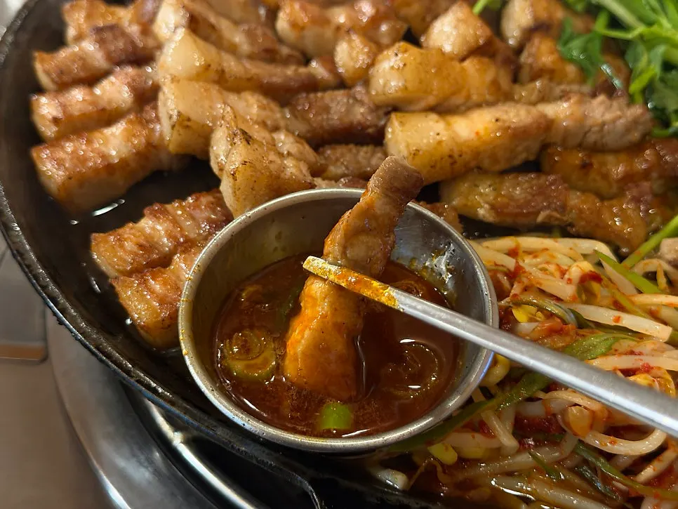 멜젓에 찍어 먹는 삼겹살
