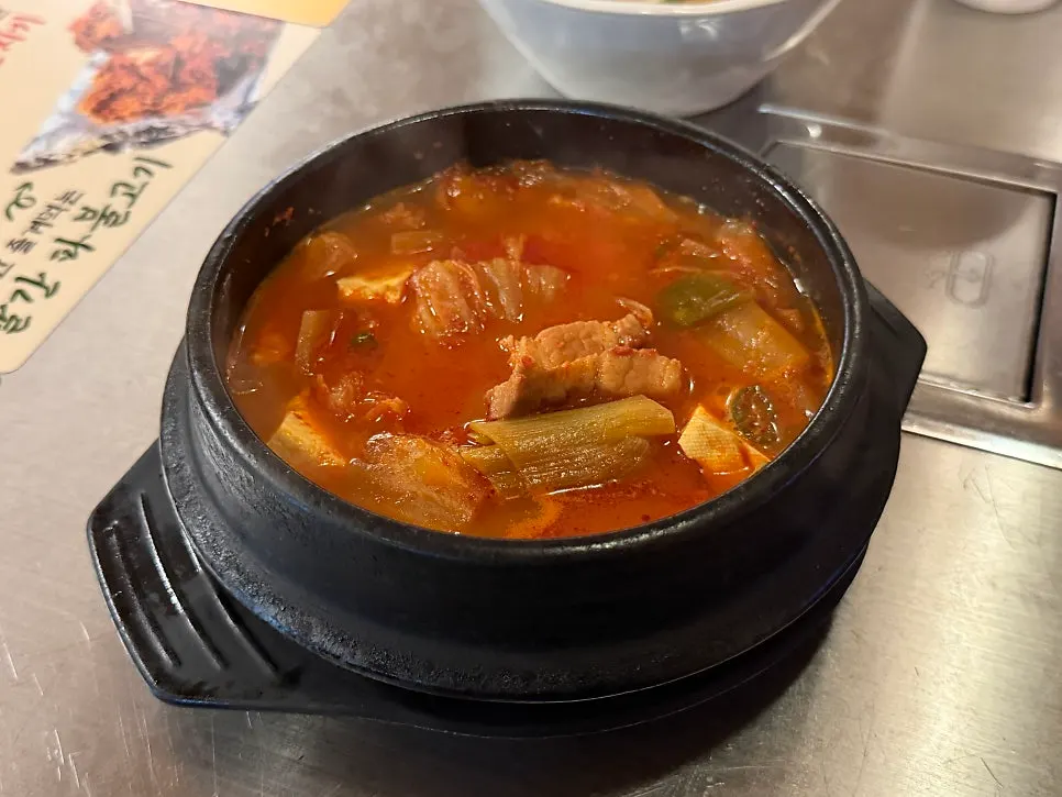 고기가 듬뿍 든 한돈 김치찌개