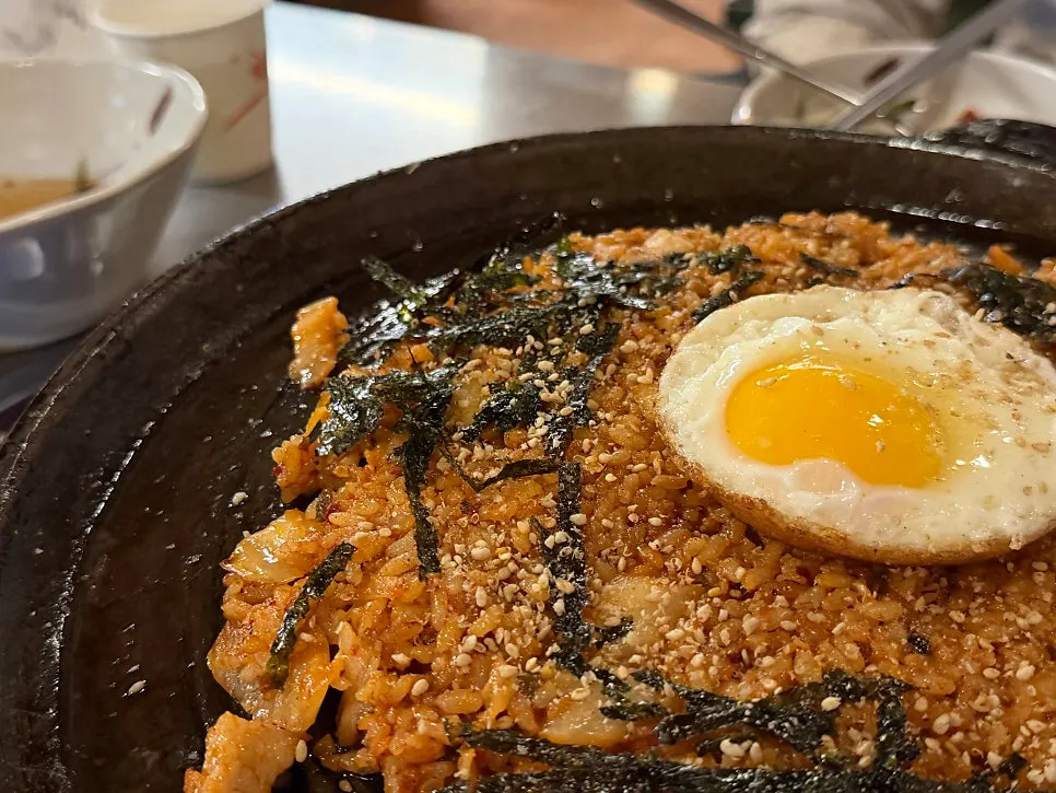 반숙 후라이가 올라간 한판볶음밥