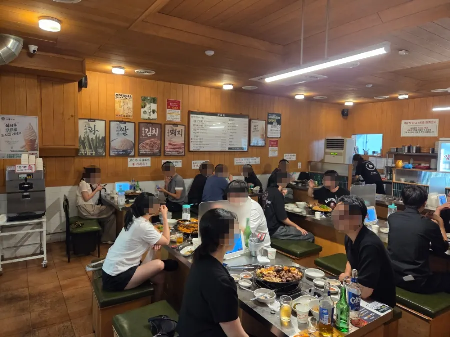 Interior restoran daging panggang yang luas dengan pencahayaan terang