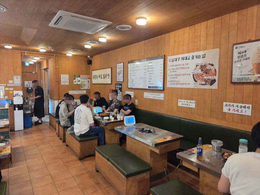 Area khusus rombongan di dalam restoran daging panggang