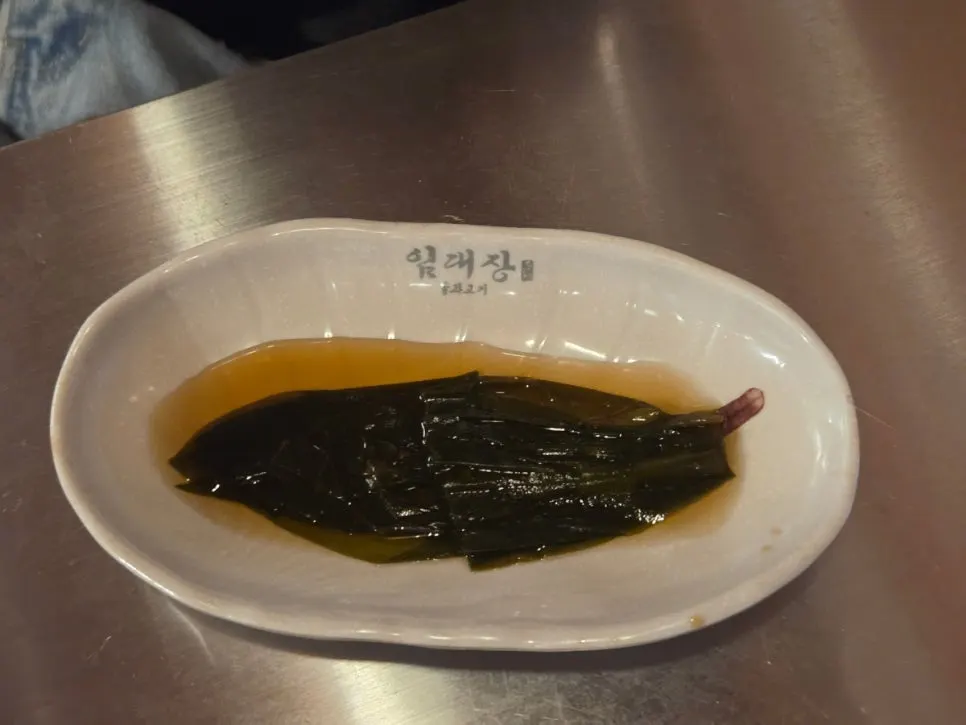 Piring lauk myeongi (daun bawang liar)