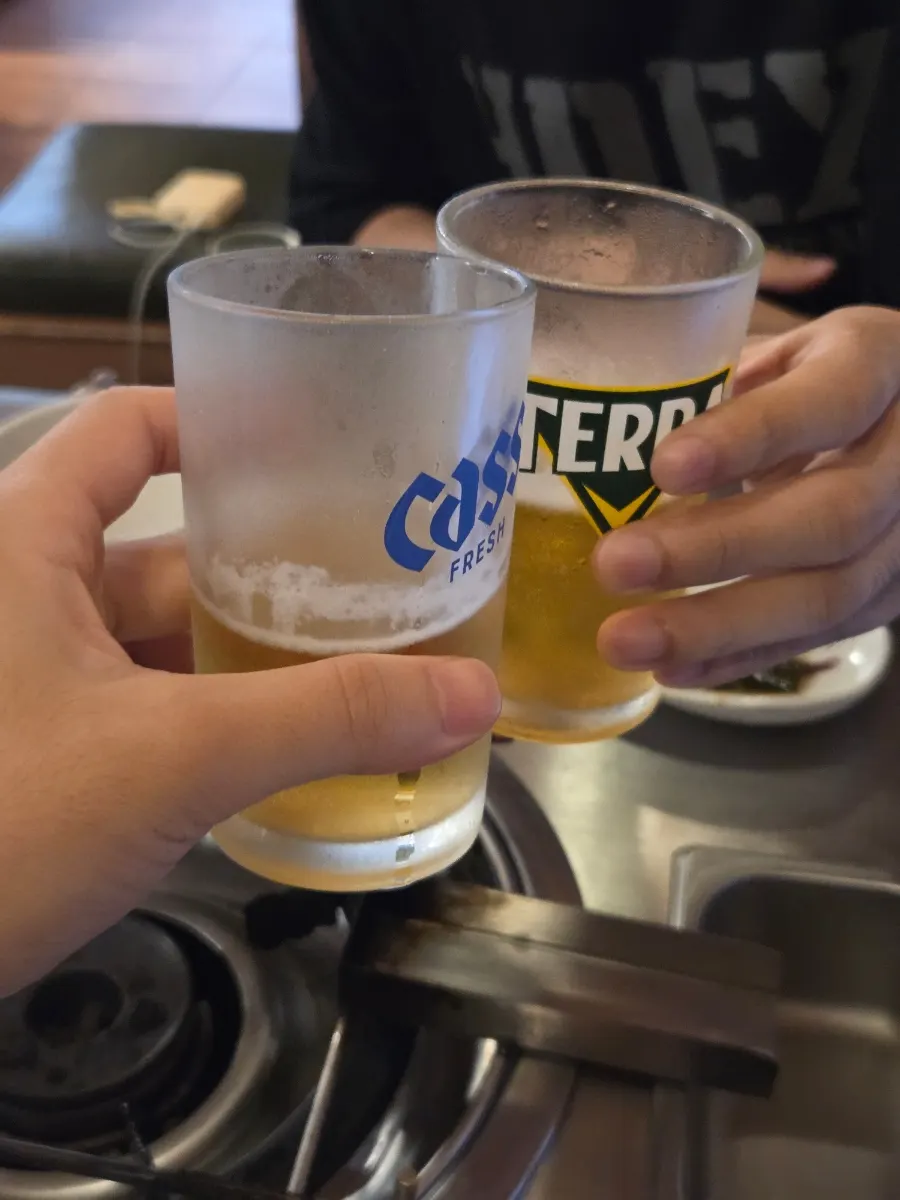 Segelas soju-beer campuran yang diminum sambil menunggu daging