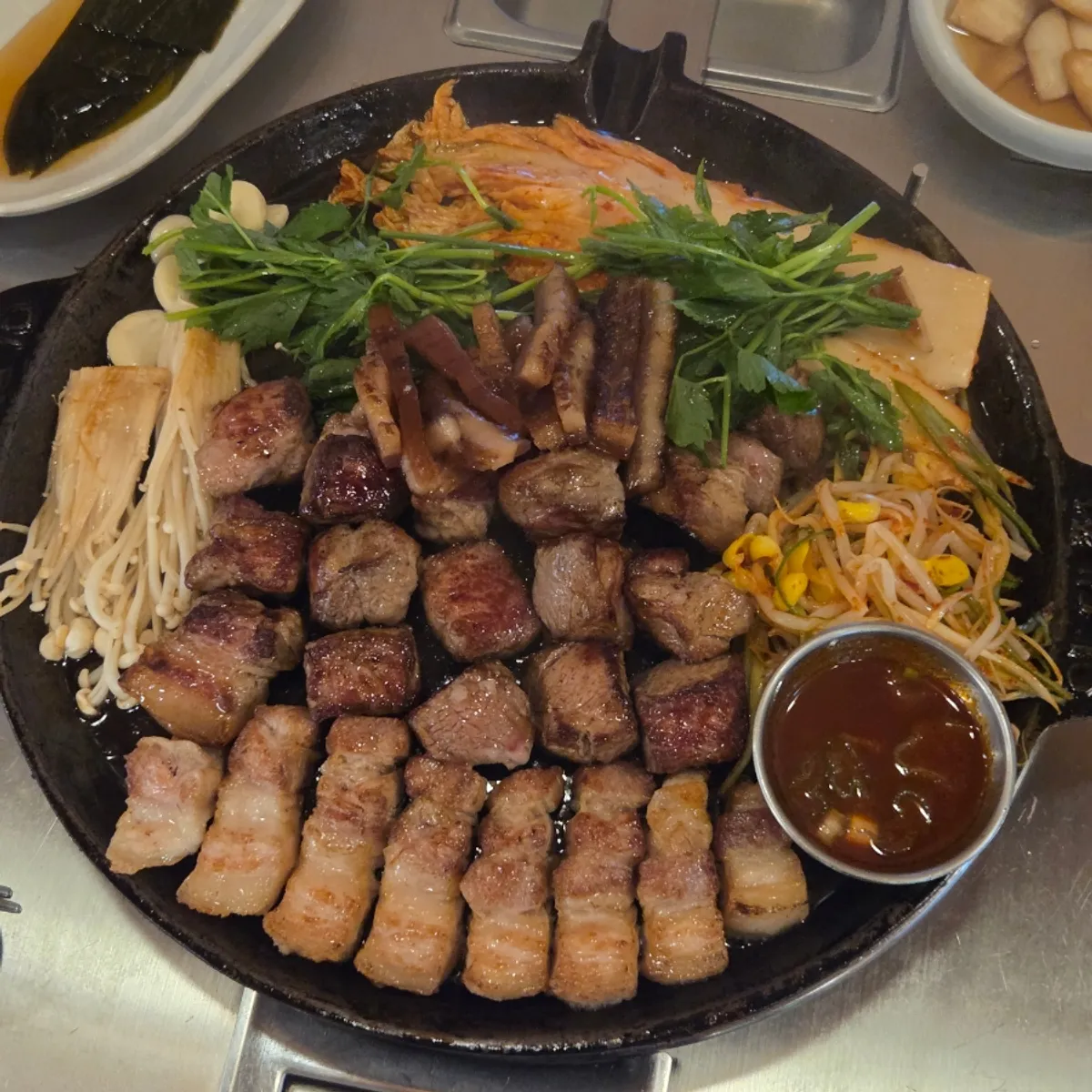 Pemanggang berisi daging, minari, kimchi, taoge, dan melchet