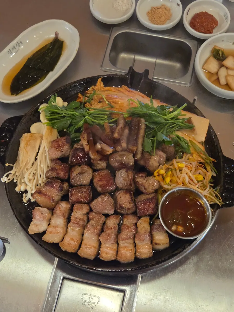 Pork neck dan pork belly di atas pemanggang dengan api kecil