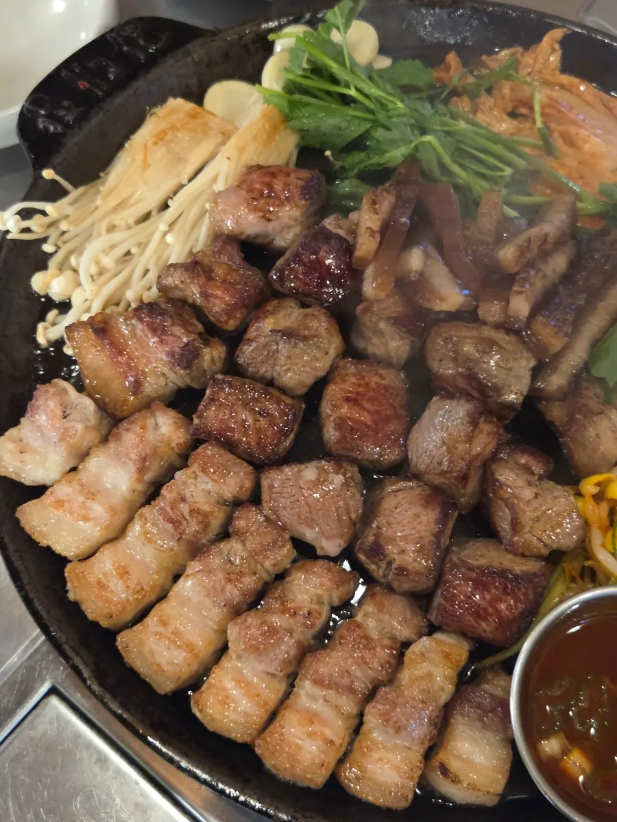 Sepotong pork neck tanpa lemak yang diambil
