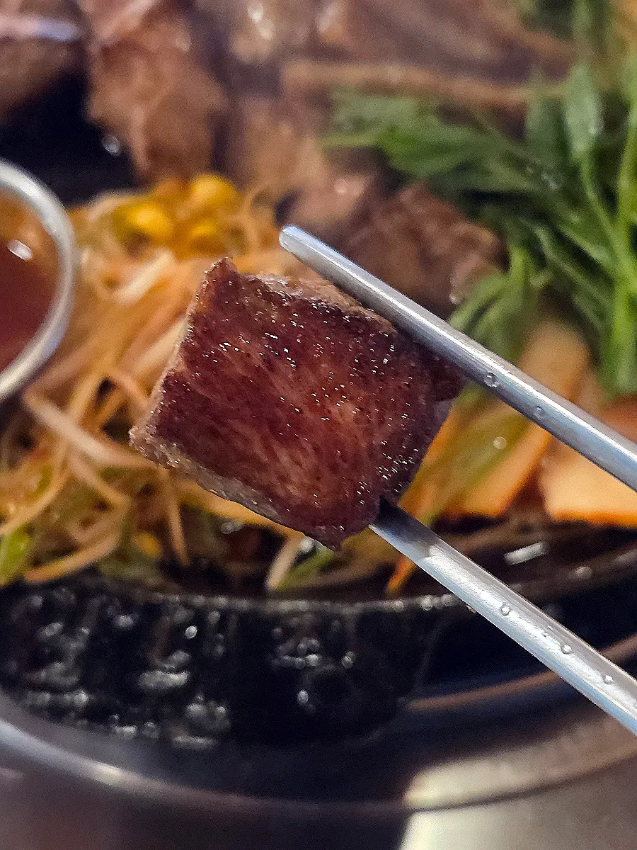 Sepotong pork belly yang renyah di luar dan lembut di dalam