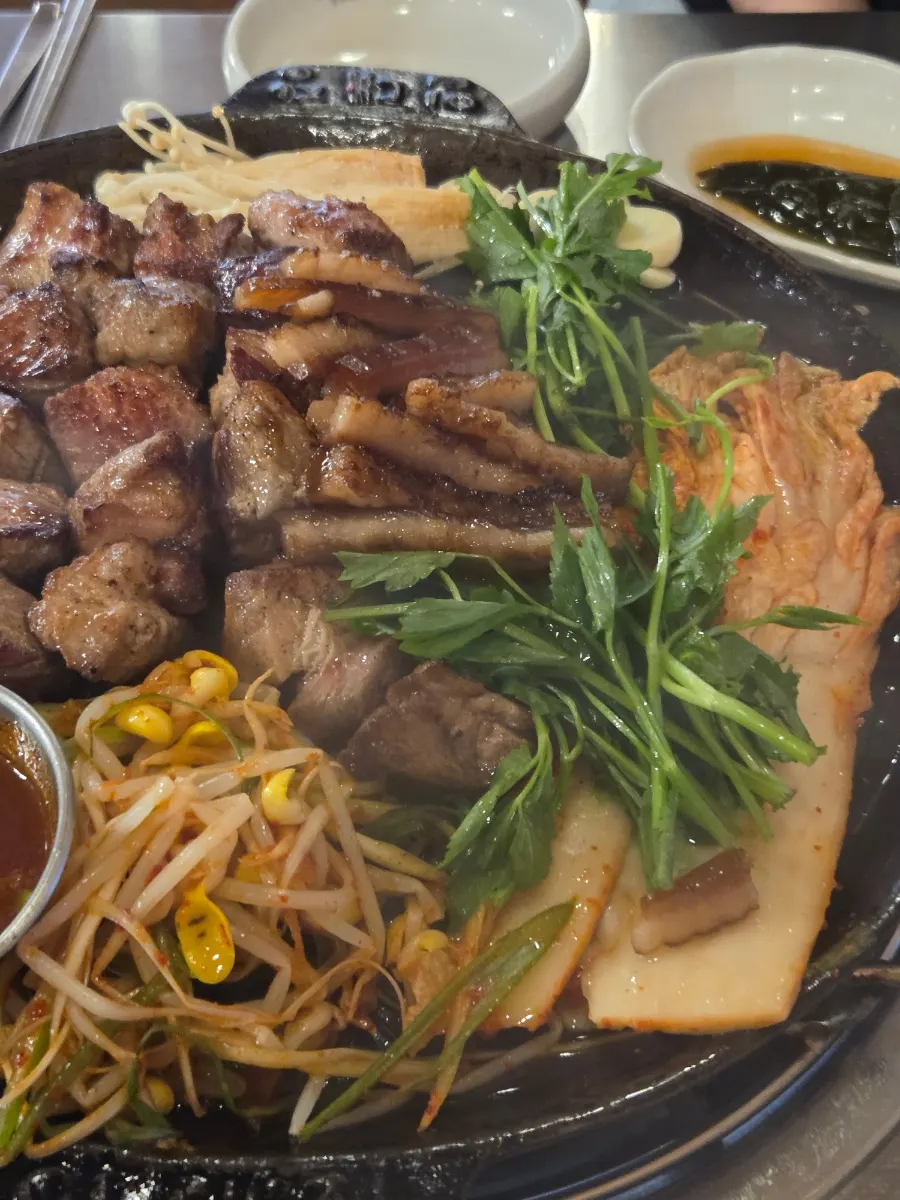 Pork skin berbumbu dengan sayatan rapi