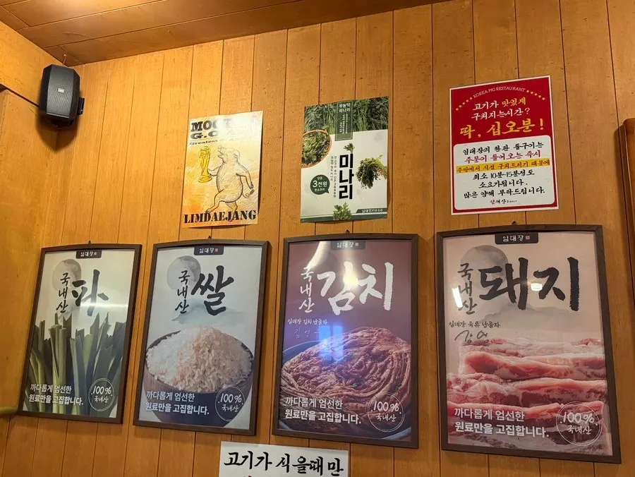 단체 모임용 큰 테이블이 있는 홀