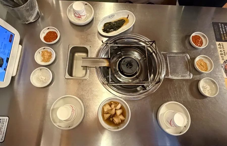 쌈장 콩가루 양파조림 등 기본 반찬