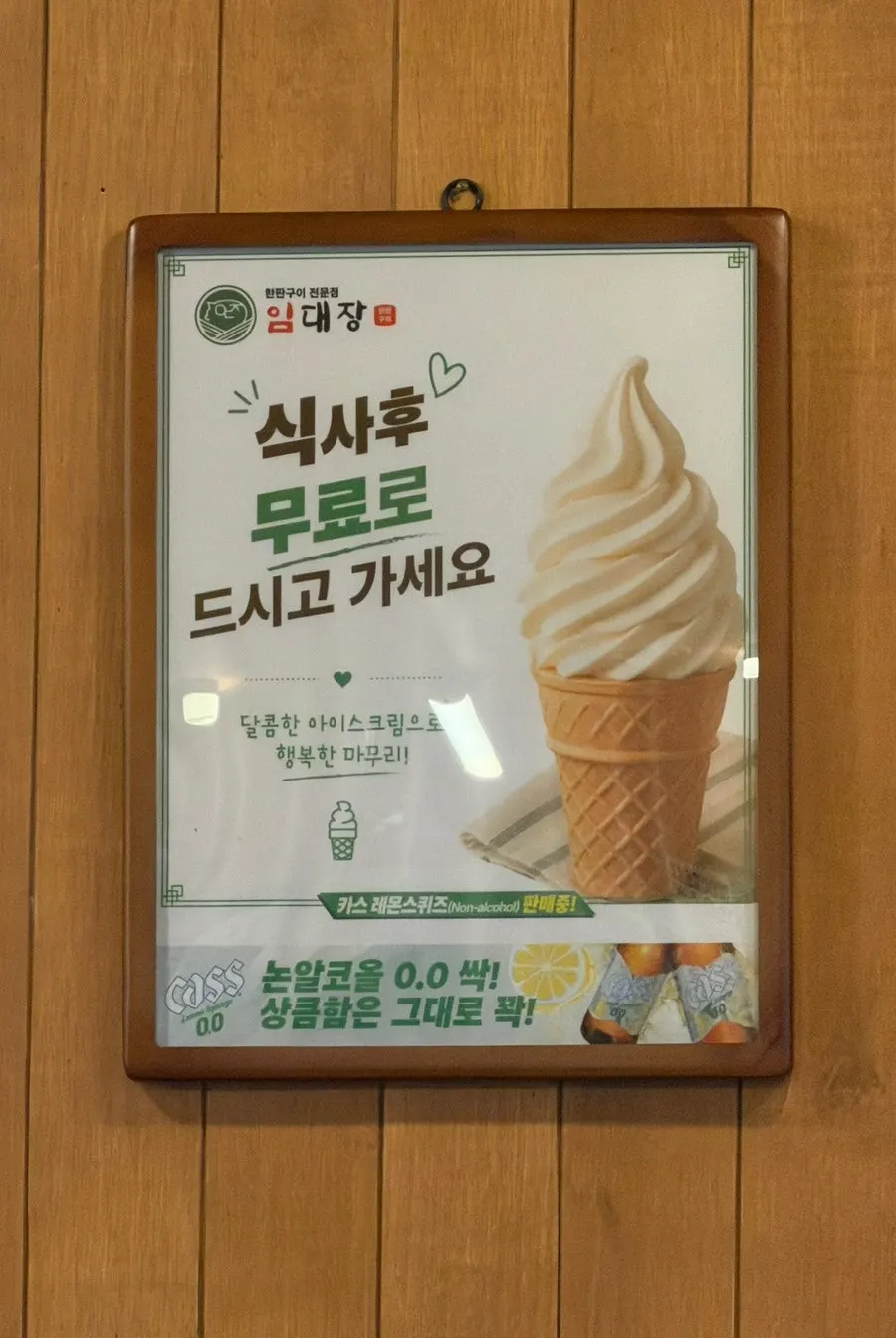 볶음밥과 된장찌개가 놓인 식사 상차림