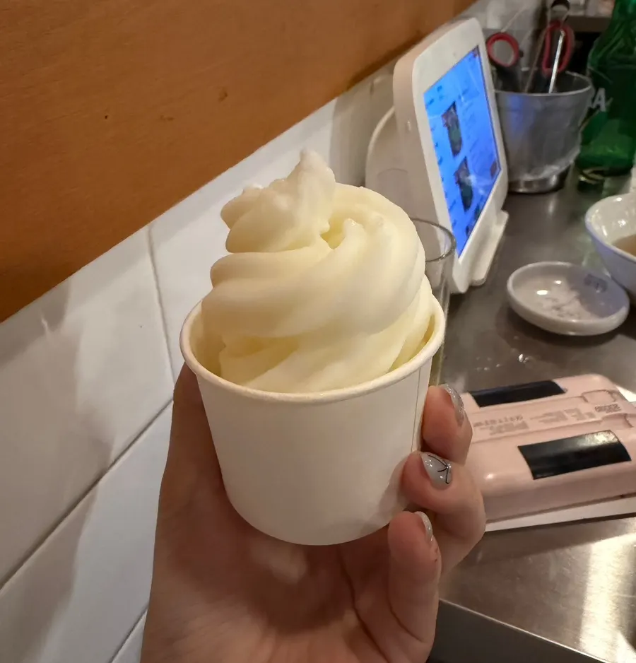 높게 쌓아 올린 무료 아이스크림 콘