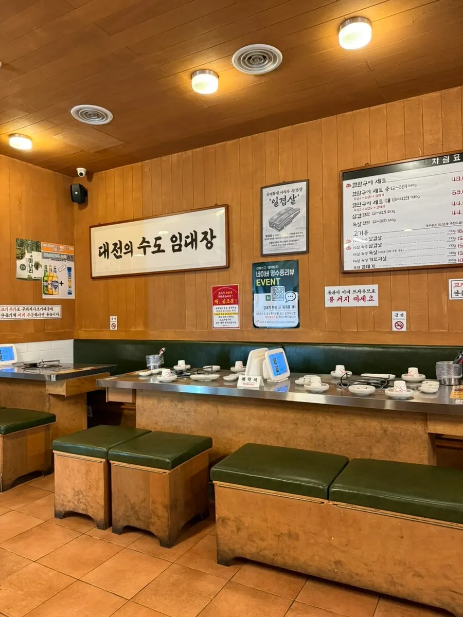 테이블 간격이 여유로운 임대장 내부