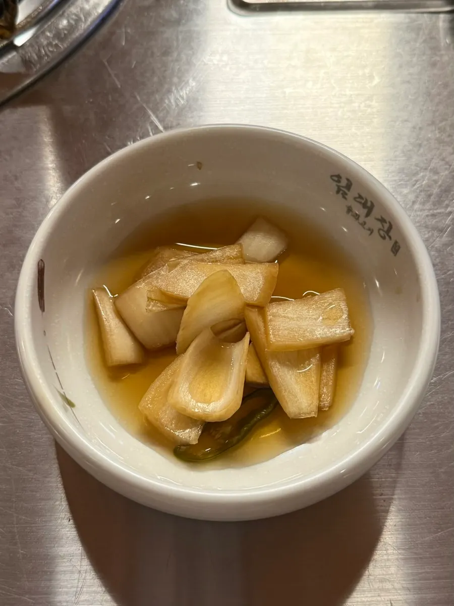 임대장 밑반찬 양파절임 접시